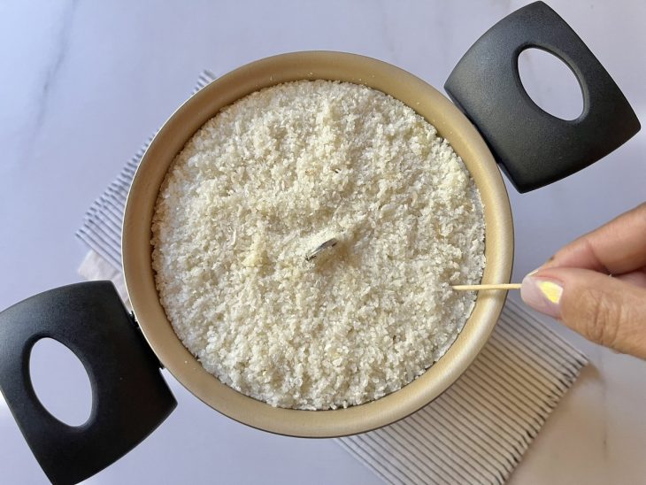 Um cuscuzeiro com cuscuz de arroz.