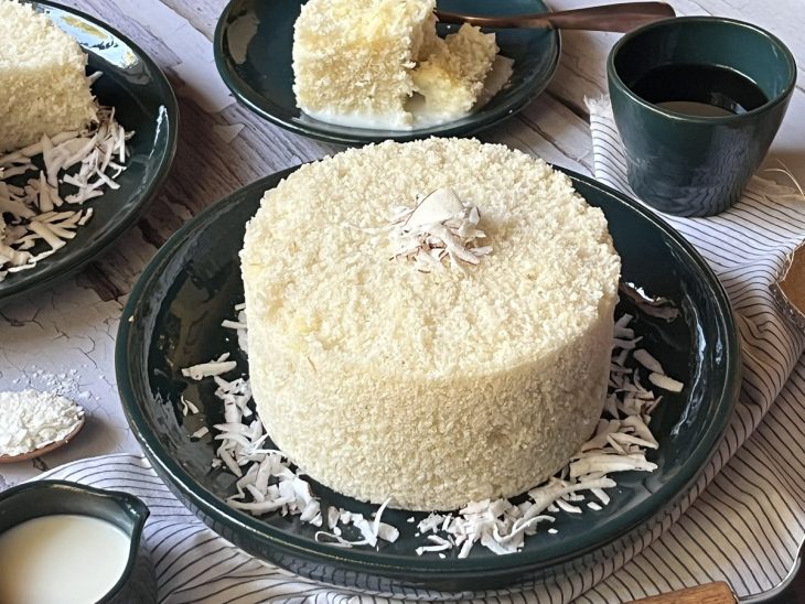 Um prato contendo cuscuz de arroz.