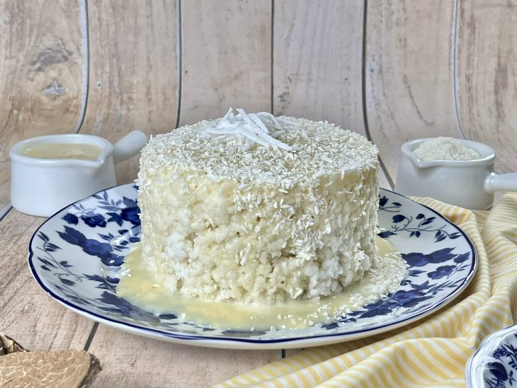 Um prato contendo cuscuz doce de flocão de arroz.