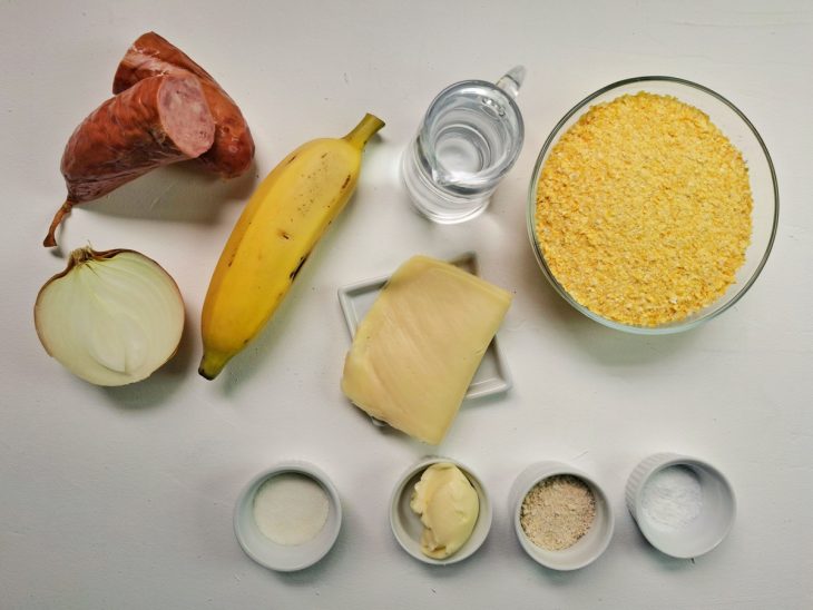 Ingredientes para o cuscuz recheado com calabresa e banana-da-terra.