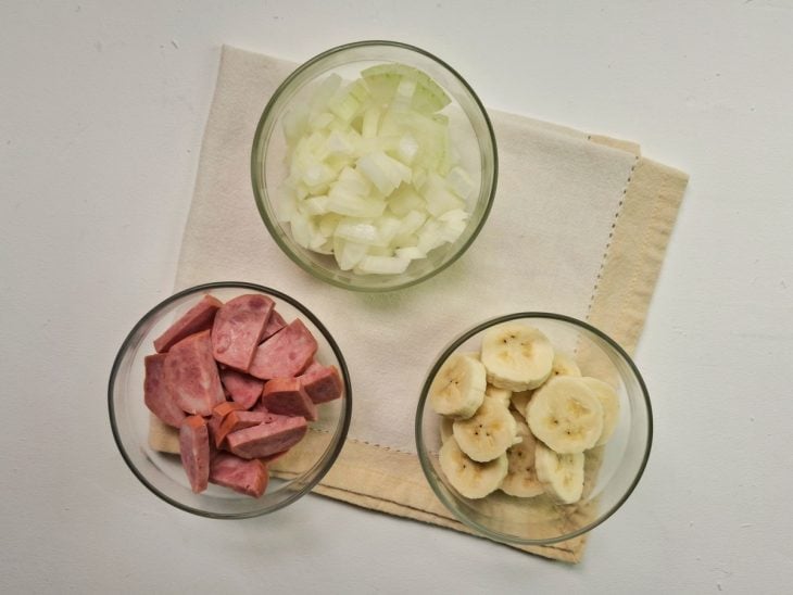 Ingredientes picados e separados em recipientes.