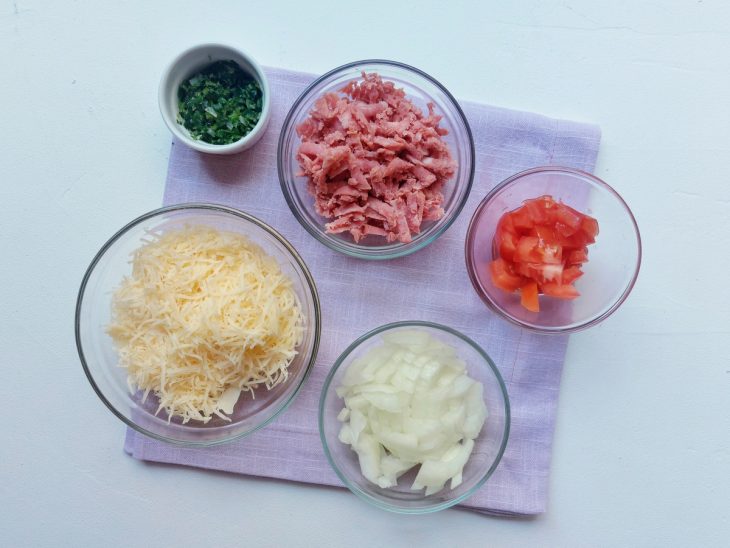 Recipientes com calabresa, tomate, cebola, cheiro-verde e queijo picados e ralados.