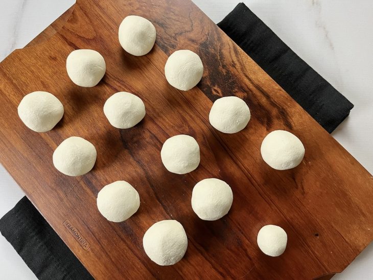 Bolinhas de massa em uma tábua