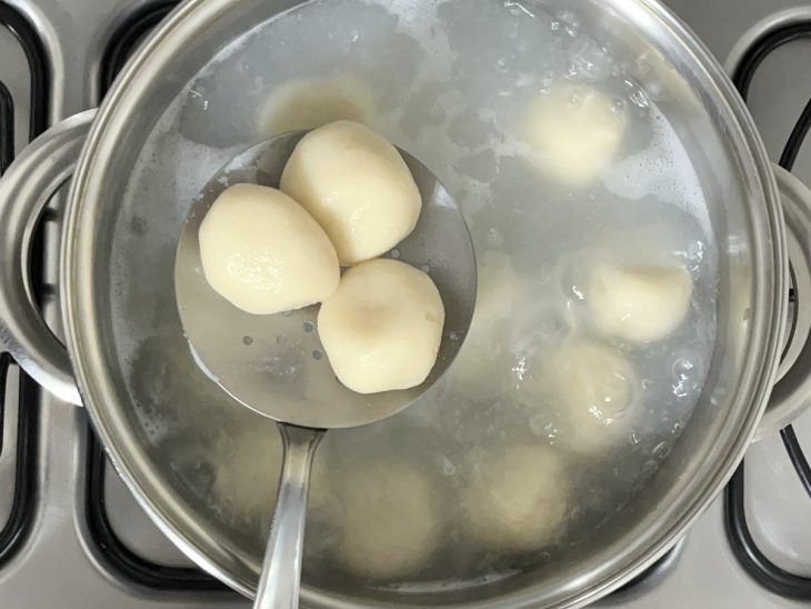 Bolinhos em uma panela com água fervente