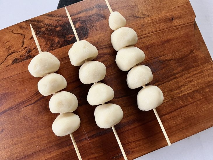 Bolinhos espetados em palitos