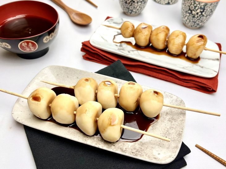 Dango pronto para consumo servido com molho