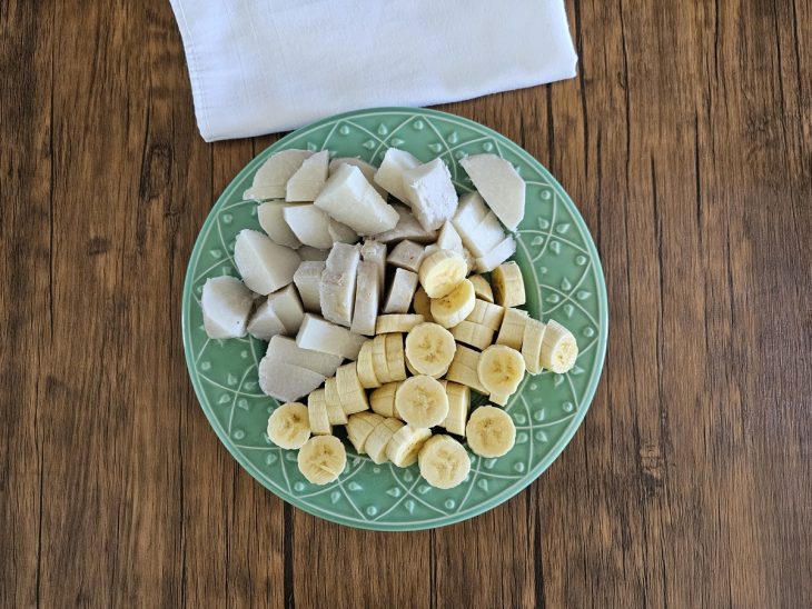 Um prato contendo inhames e bananas picados.