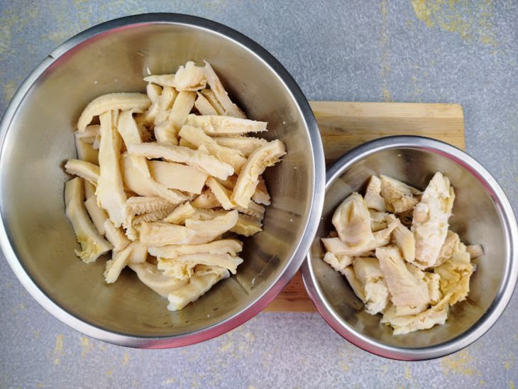 Tigelas com tiras de bucho e gordura.