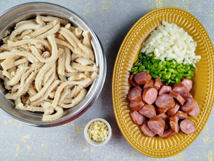 Ingredientes higienizados e picados, separados em recipientes.