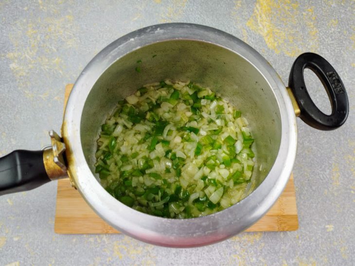 Ingredientes refogados na panela de pressão.