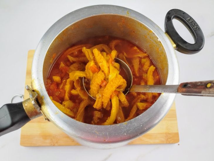 Uma panela de pressão com o bucho após cozinhar.