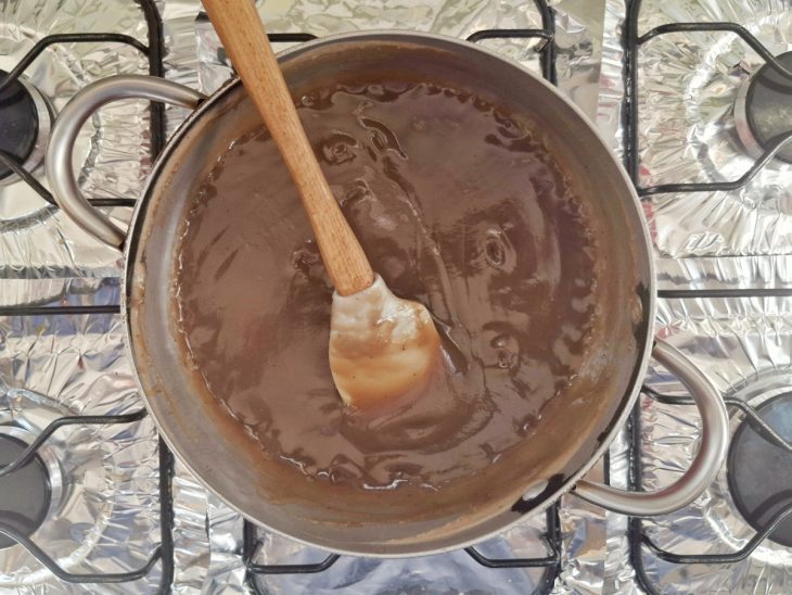 Panela com mistura, suco de limão e água adicionada.