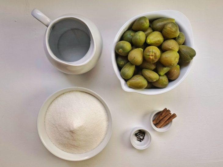 ingredientes reunidos para fazer doce de figo com cravo e canela