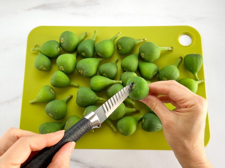 Faca para cortar os figos sobre uma tábua.