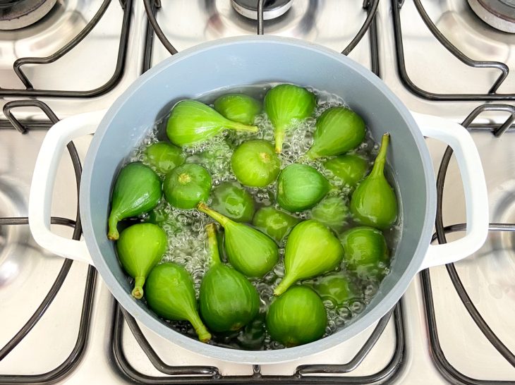 Panela com figos, água e adoçante.