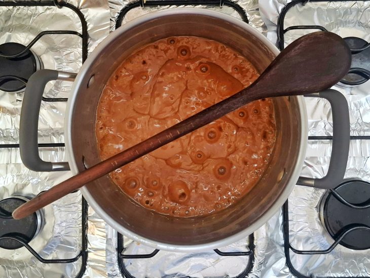 Doce de leite borbulhando na panela.