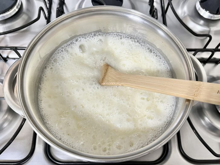 Panela sobre o fogão com ingredientes incorporados