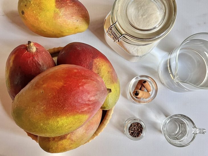 Uma bancada com os ingredientes separados.