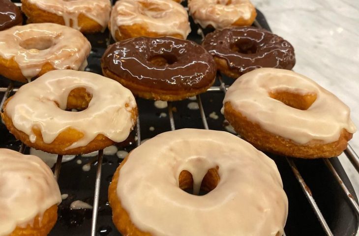 Donuts com calda de limão