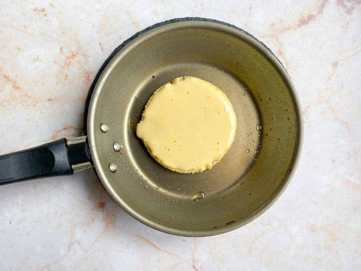 dorayaki fritando na frigideira