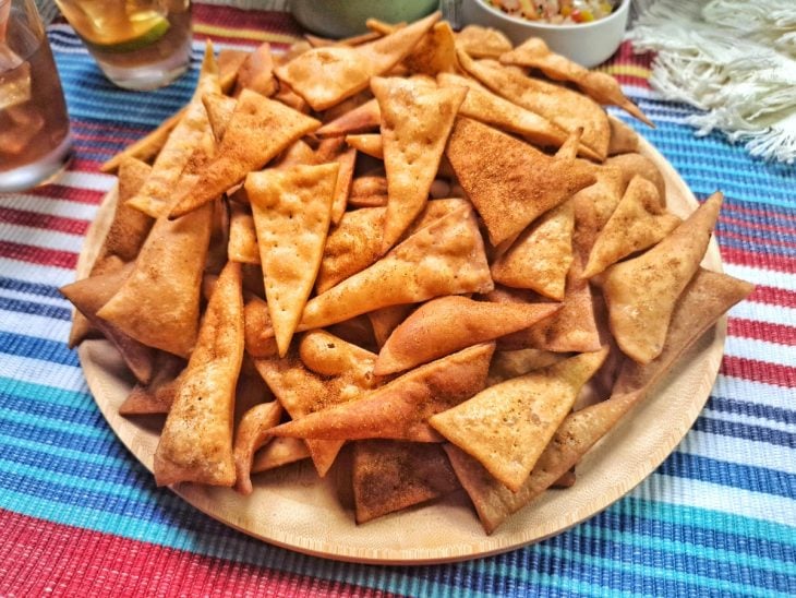 Doritos caseiros finalizados e temperados.