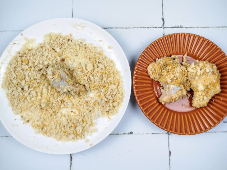 Pratos com farinha panko e drumet empanado.