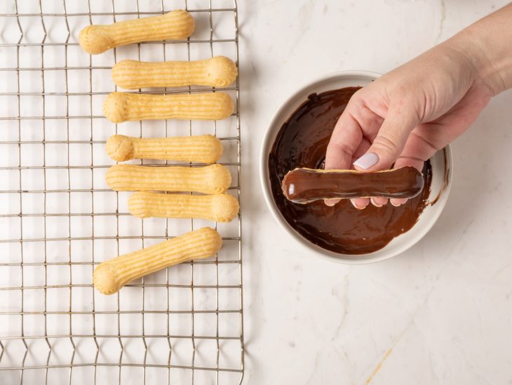 Éclair coberta por chocolate.