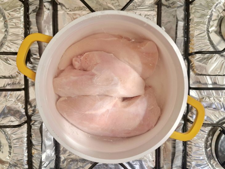 Peitos de frango em uma panela.