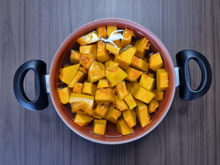 abóbora picada em uma panela com água