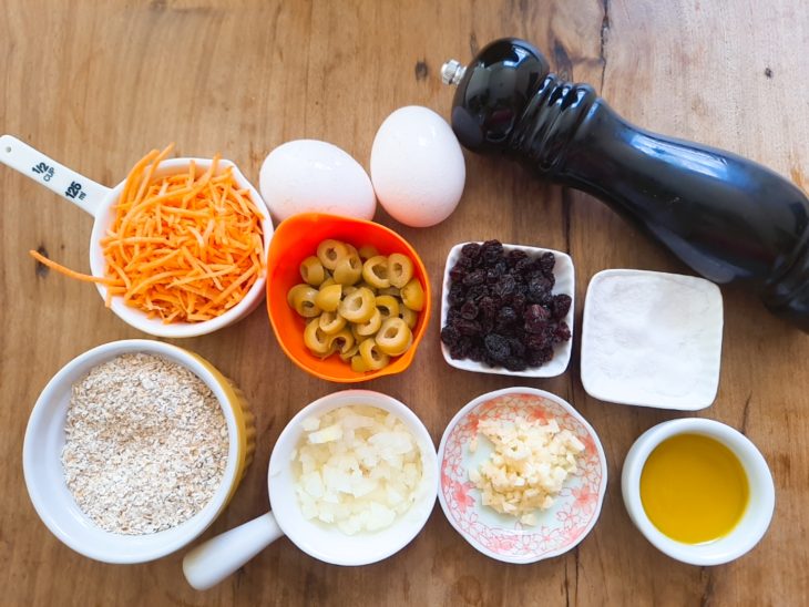 Ingredientes reunidos para o preparo da farofa