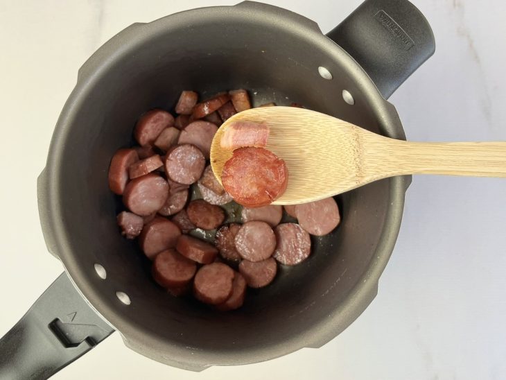 Bacon e linguiça calabresa em uma panela de pressão