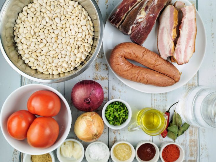 ingredientes reunidos para fazer fava nordestina