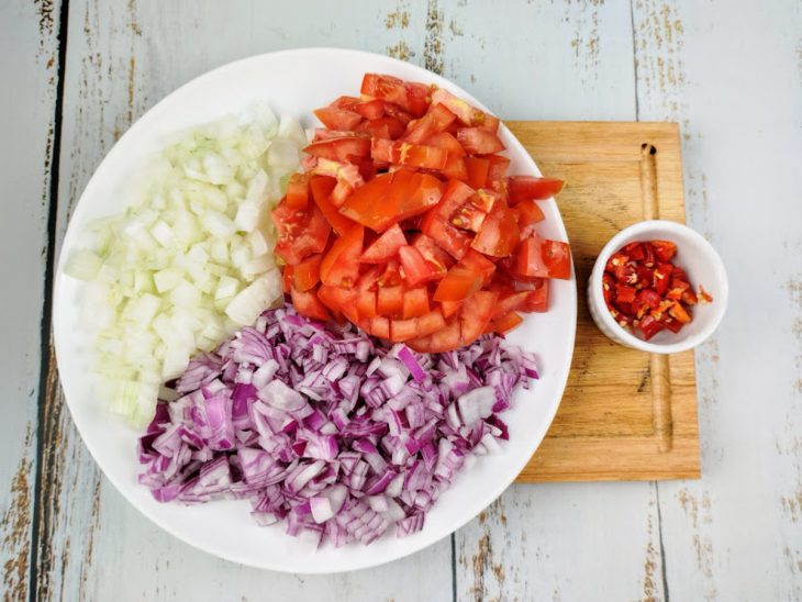 prato com tomate, cebola e pimenta picados