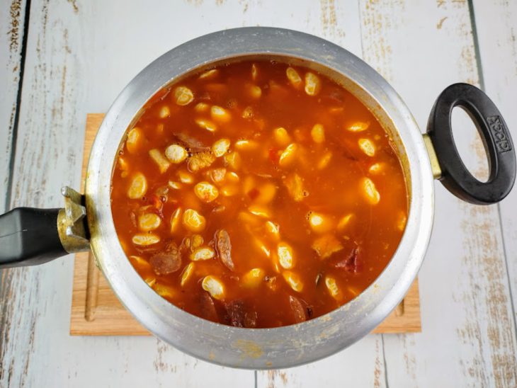 panela de pressão com fava nordestina antes de cozinhar