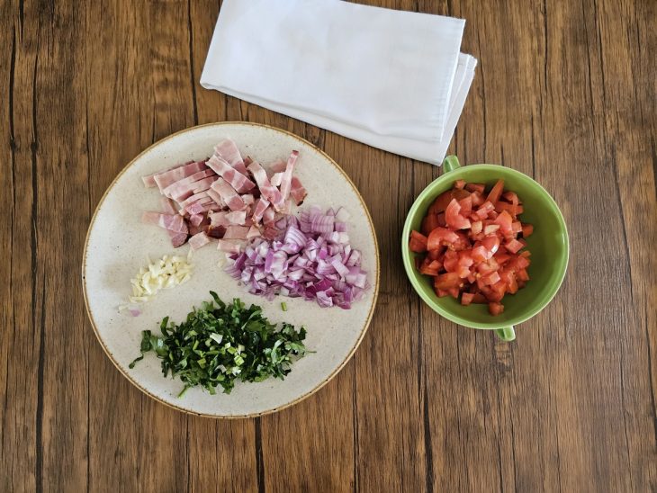 prato com bacon, cebola, alho, tomate e salsinha picados