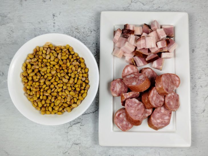 Recipiente e tábua com ingredientes picados.