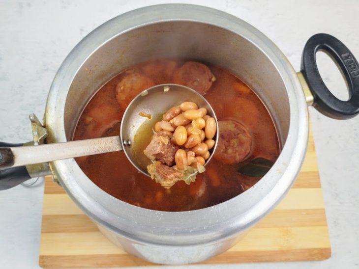 Uma panela de pressão com o feijão cozido.