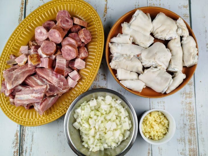 Ingredientes picados e em recipientes diferentes.