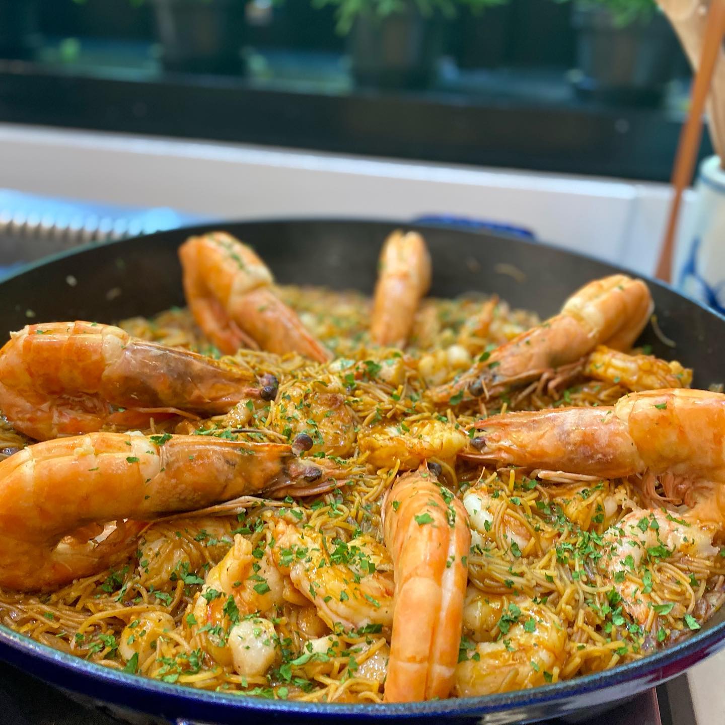 Pescados Hermes - Fideuá de Camarão, receita espanhola! Bem parecido com a  paella, a diferença entre os dois é basicamente a troca do arroz pelo  macarrão no preparo. Peça o seu camarão