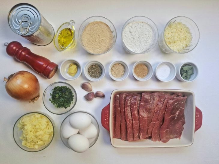 Ingredientes do filé à parmegiana sobre a mesa.