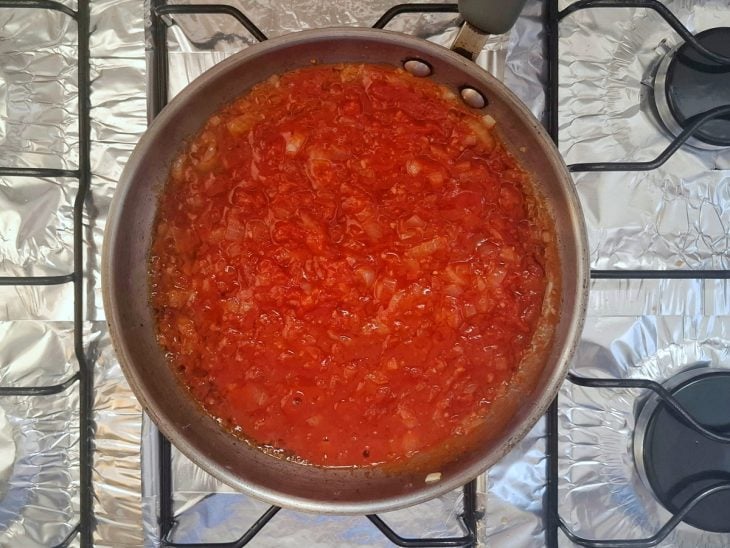 Uma panela com molho de tomate.