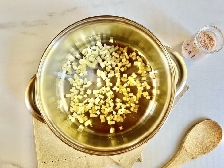 Panela com cebola em cubos.