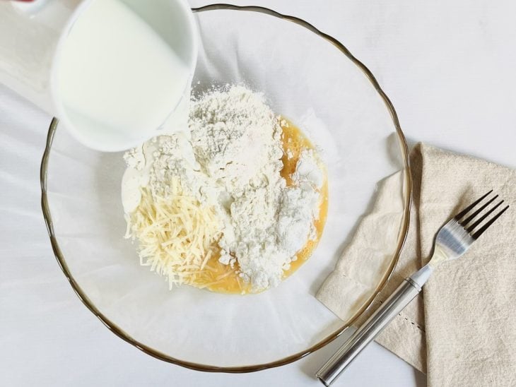 leite, a farinha de trigo, o óleo, a maisena, o queijo ralado, o fermento e uma pitada de sal para mistura.