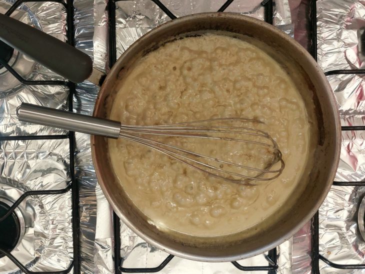 Uma frigideira contendo molho de gorgonzola.