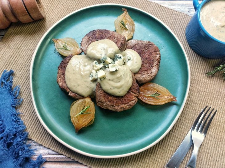 Um prato contendo filé mignon ao molho de gorgonzola.