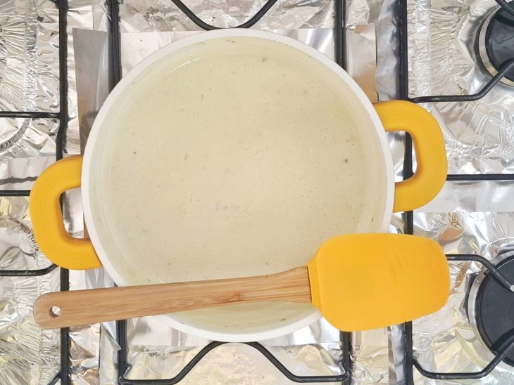 Uma panela com o fondue de queijo pronto.