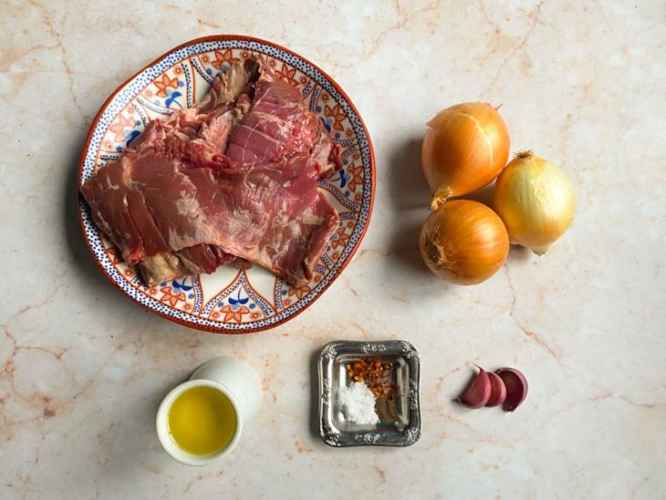 Todos os ingredientes necessários para preparar a fraldinha na panela de pressão dispostos em uma mesa