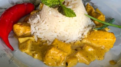 Frango ao curry com arroz de coco