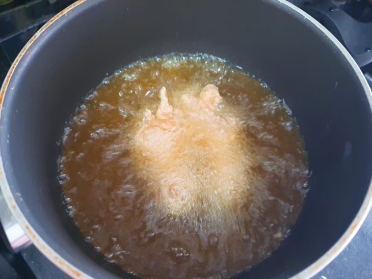 óleo quente com frango frito