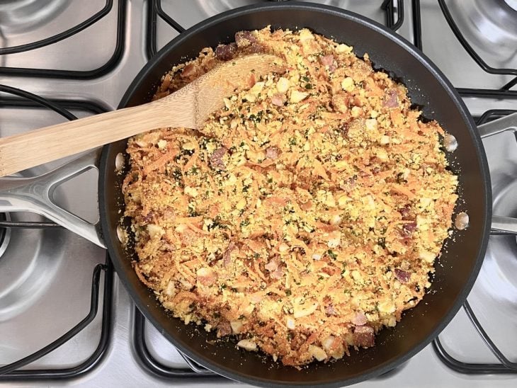 Mix de especiarias, farinha de milho, ovo e temperos incorporados na frigideira.